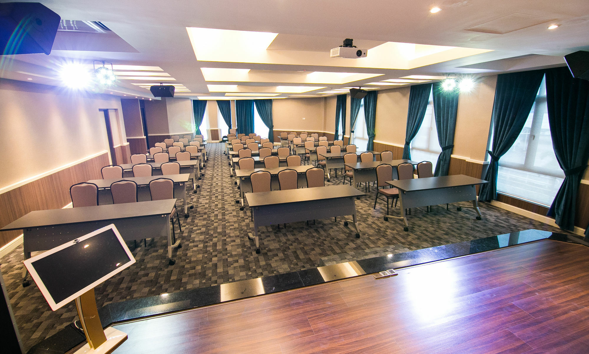 איפוה Indra Hotel - Boutique Suites מראה חיצוני תמונה